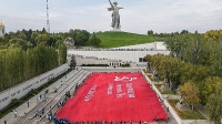 «Непокорённые»: на главной высоте России развернули 65-метровое Знамя Победы